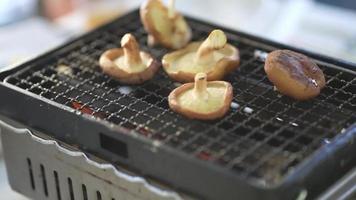 gegrilltes Shiitake-Pilz-Barbecue-Bild video
