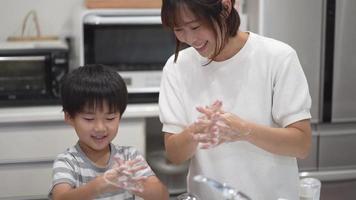 ouders en kinderen om hun handen te wassen video