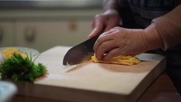 mujer cocinando en casa video