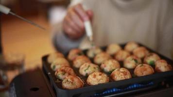 mujer horneando takoyaki video