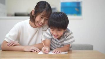 parent et enfant dessinant une image video