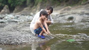 parents et enfants jouant dans la rivière video