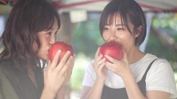una donna che morde una mela video