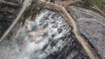 un incendie s'est produit sur un site d'enfouissement de déchets solides video