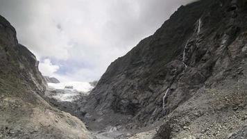 cascata de timelapse na geleira franz josef. video