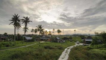 timelapse coucher de soleil à la petite maison malaise locale de kampung video