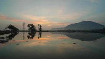 reflectie ochtend zonsopgang met dramatische wolk, video