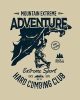 camiseta de diseño de aventura de escalada de acantilado de montaña vector