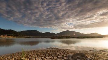 tramonto in timelapse su terra di crack asciutta video