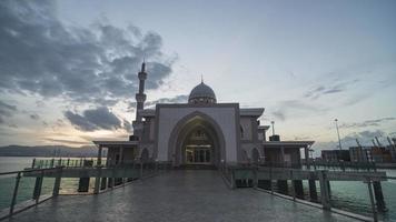 timelapse tramonto moschea galleggiante sul mare a bagan luar video