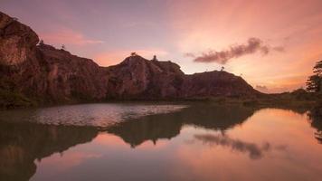 puesta de sol de lapso de tiempo con reflejo perfecto de formación de piedra de roca en rana hil video