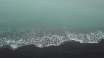 vista aérea niebla pesada en la mañana en kaikoura, isla del sur video