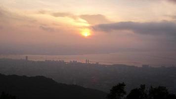 salida del sol sobre la vista de georgetown desde la colina de penang video