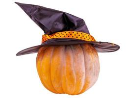 calabaza en un sombrero concepto de halloween. aislado de naranja calabaza en blanco. foto