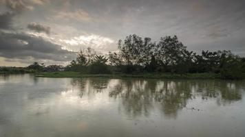 jour de pluie à la rivière sungai perai pendant le coucher du soleil. video