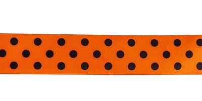 cinta naranja con guisantes negros aislados en un fondo de factura. concepto de Halloween. foto
