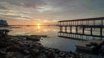 muelle de pescadores al amanecer en karpal singh drive. video