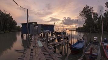 Mezquita flotante al atardecer timelapse en butterworth, penang. video