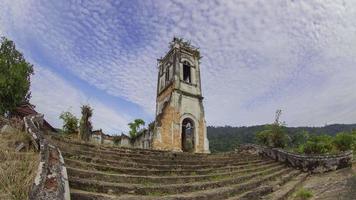 timelapse église abandonnée avec escalier à l'extérieur video