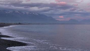 tramonto sulla spiaggia di kaikoura durante la primavera. video