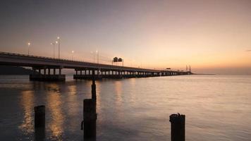 timelapse del amanecer al día en el segundo puente de penang video