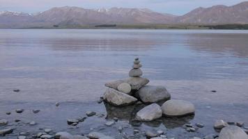 pierre zen au lac tekapo avec reflet le mont john video