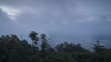 névoa de timelapse atacar a colina de penang no início da manhã.