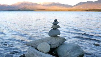 Zen-Stein mit dem Hintergrund des Mount John am Lake Tekapo, Südinsel video