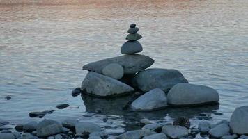 Gleichgewichtsstapel Zen-Stein in der Nähe des Sees video