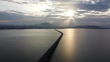 Silhouette des Autoverkehrs an der Penang-Brücke video
