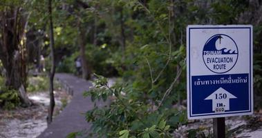 señal de ruta de evacuación de tsunami. video