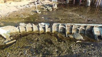 spostati lentamente sulla costa sporca di naufragio video