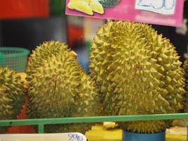 fruta durian con pulpa de corteza afilada en el dulce color amarillo foto