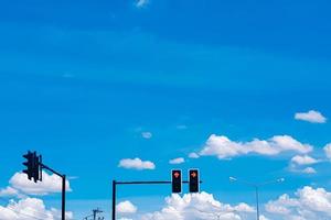 intersección de semáforos en la ciudad viendo el cielo azul foto