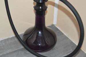 cachimba turca y egipcia moderna para fumar en el interior foto