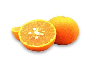 fruta naranja fresca con gotas aisladas en fondo blanco, ruta de recorte. foto