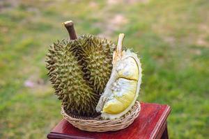 durian madurado y fresco, cáscara de durian con color amarillo sobre mesa de madera. foto