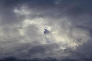 muchas nubes - muchos colores antes de que se ponga el sol. el ambiente era aterrador como si las tormentas de verano y las fuertes lluvias estuvieran a punto de ocurrir. foto