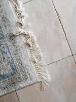 vista superior de la alfombra en mal estado. el efecto de una alfombra envejecida. textura vintage para decoración de interiores. foto