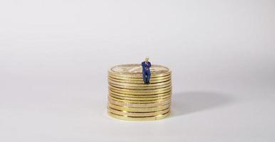 figura de hombre de negocios sentado en bitcoin. concepto de minería bitcoin. foto