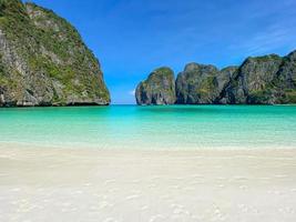 hermoso paisaje de maya bay beach en la isla phi phi, krabi, tailandia. punto de referencia, destino de viaje del sudeste asiático, concepto de vacaciones y vacaciones foto