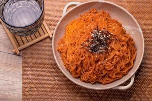 fideos instantáneos coreanos con salsa picante espolvoreados con algas foto