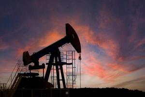 Industria del aceite. plataformas petrolíferas. bombas de aceite al atardecer. copie el espacio foto