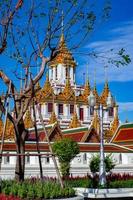 wat ratchanaddaram worawihan es un templo único en el arte. es una hermosa y famosa atracción turística antigua. ubicado en bangkok, tailandia foto