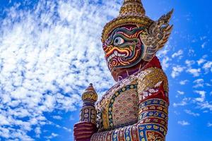 bangkok tailandia - 20 de junio de 2022 - hermoso gigante de arte antiguo contra un fondo de cielo brillante. ubicado en wat phra kaew, famosa atracción turística con sede en bangkok, tailandia foto