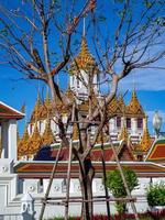 wat ratchanaddaram worawihan es un templo único en el arte. es un destino turístico hermoso y famoso ubicado en bangkok, tailandia. foto