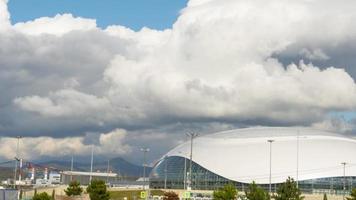 tjocka regnmoln som virvlar över bolshoy ice dome, sochi. tidsförlopp. video