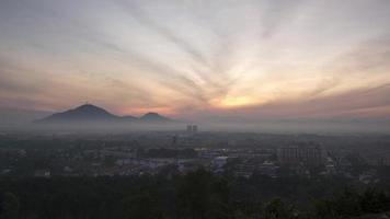 timelapse luchtfoto zonsopgang van de stad bukit mertajam video