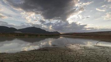 timelapse kväll med molnigt vid mengkuang dammen video