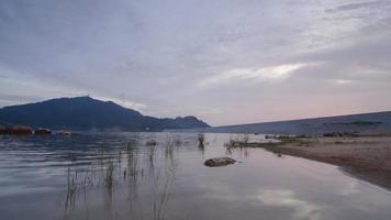 lago al tramonto timelapse a mengkuang video